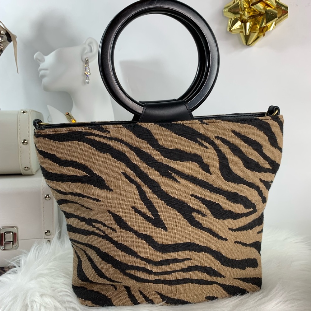 Bueno black wooden handle bag with giraffe design - Picture 7 of 8